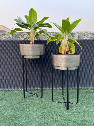 Hammered textured planter in nickle finish