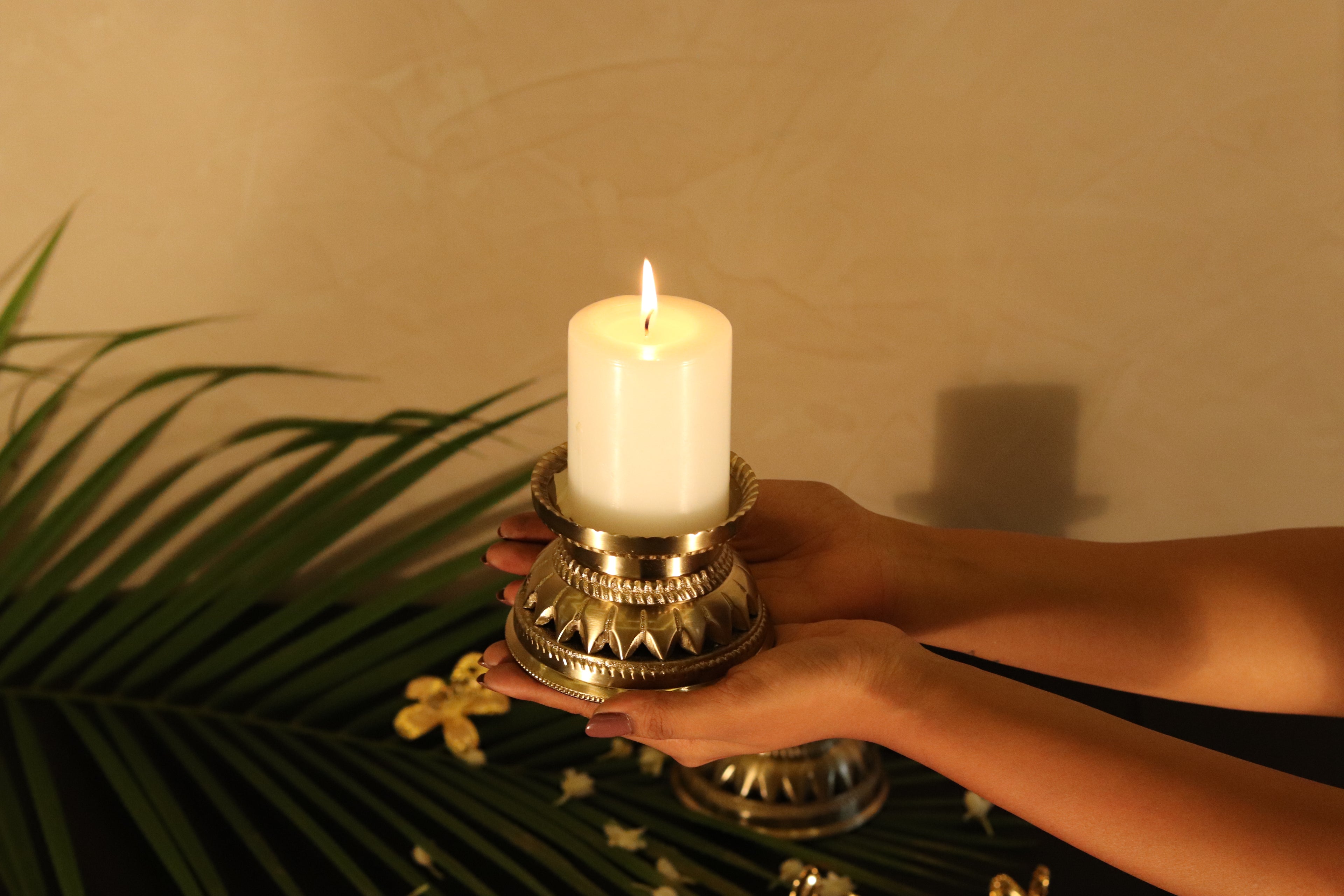 Roop candle holder